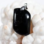Modèle 8 de pendentif en tourmaline noire
