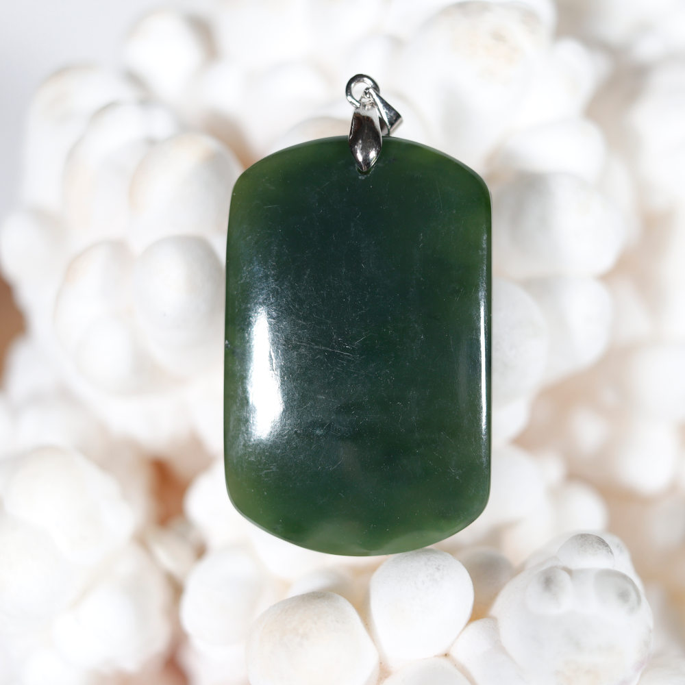 Modèle 1, pendentif en jade néphrite