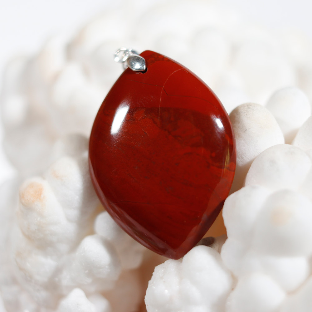 Modèle 1 de pendentif en jaspe rouge