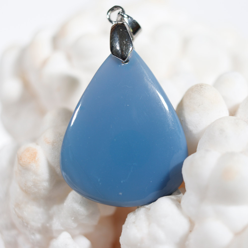 Modèle 1 de pendentif en opale bleue