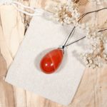 Œuf de yoni percé en jaspe rouge, modèle moyen (4 cm sur 2,5 cm)