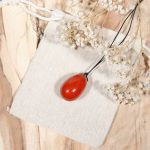 Œuf de yoni percé en jaspe rouge, petit modèle (3 cm sur 2 cm)