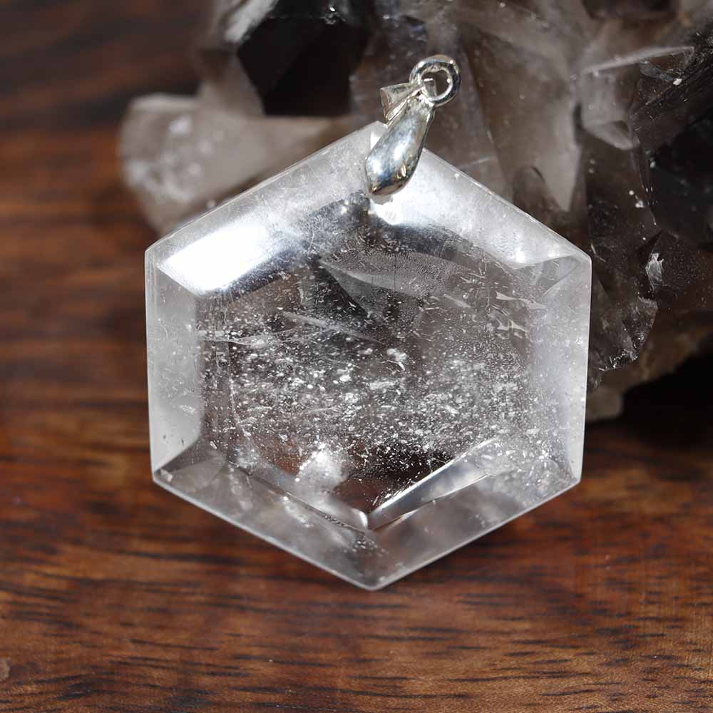 Pendentif en hexagonale de cristal de roche, modèle 2